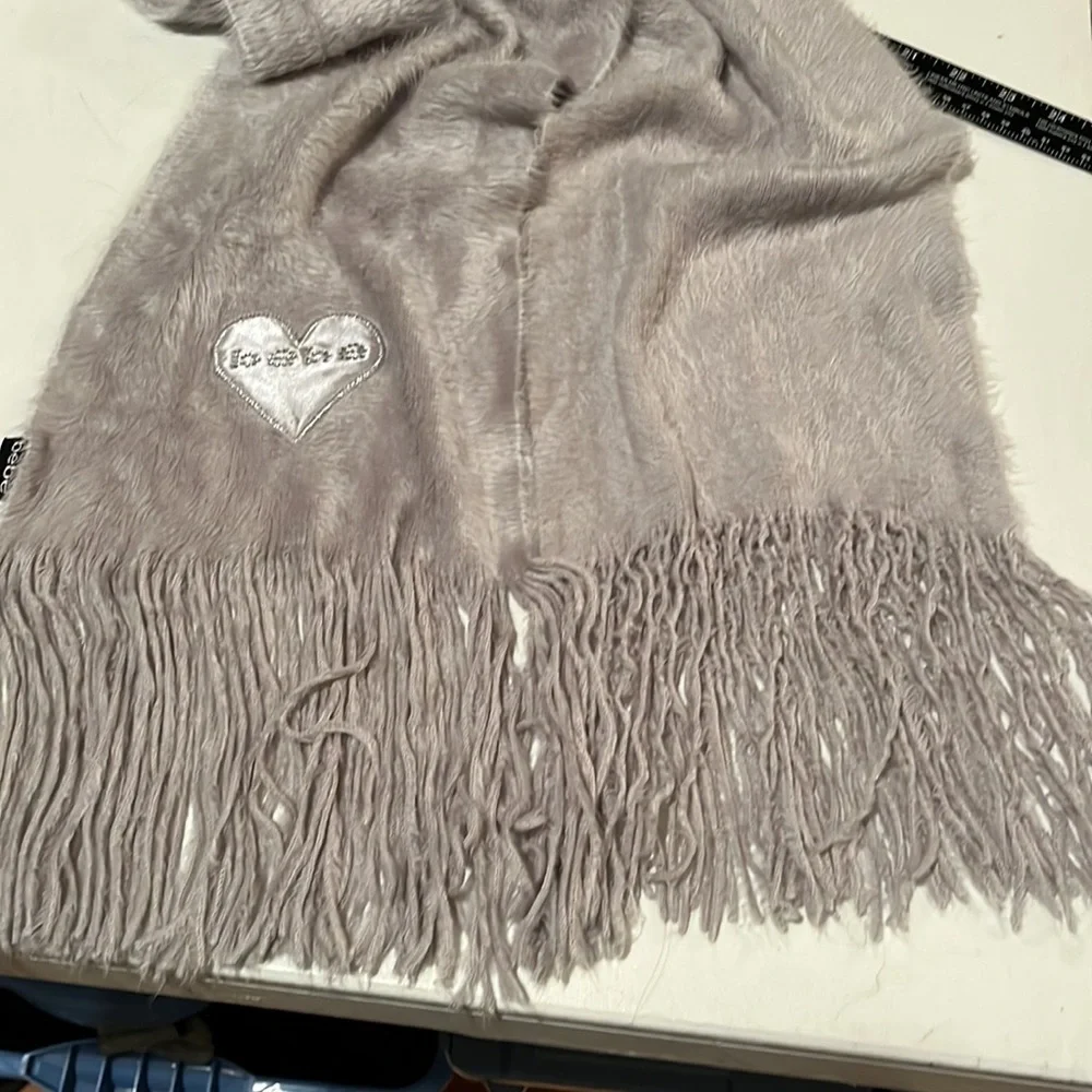 Bebe  gray / silver super soft knit fringe scarf silver BeBe patch mohair look*🆓